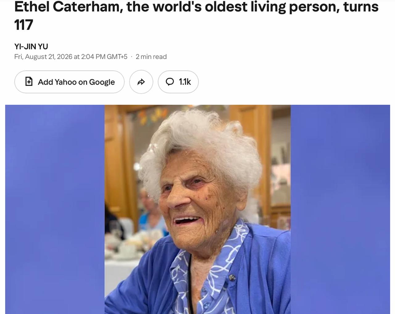 117-летняя женщина улыбается на фоне природы