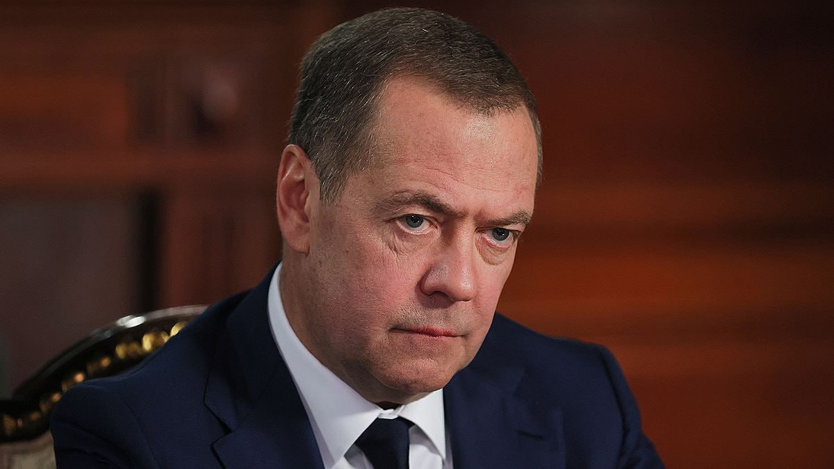Медведев выступает с заявлением о территориях