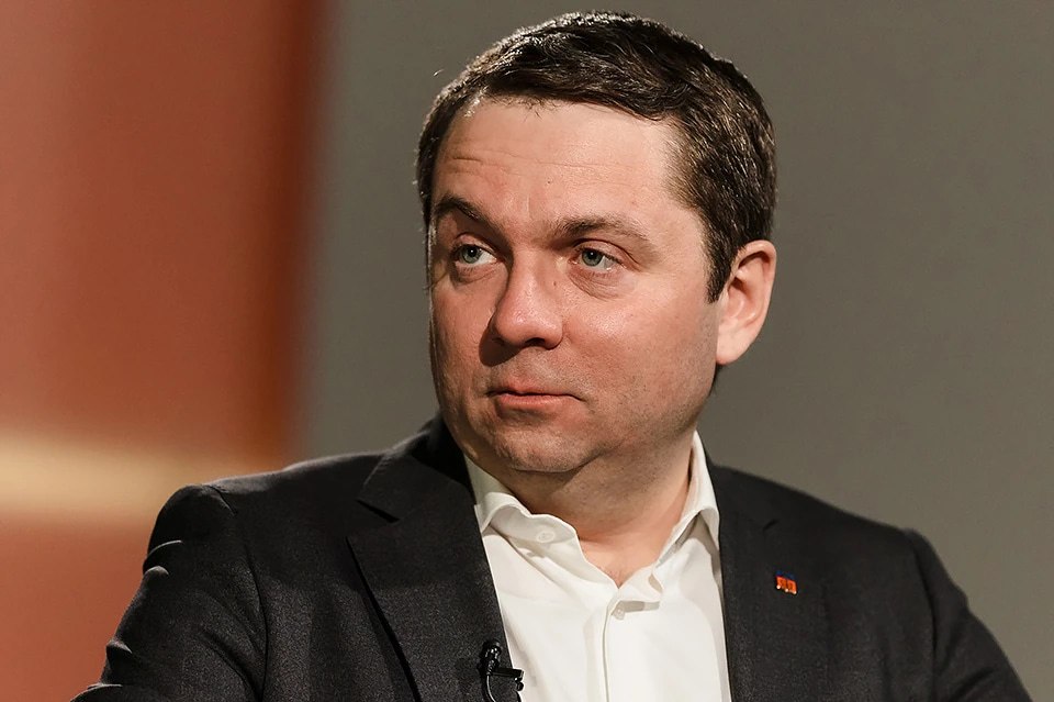 Ледокол сопровождает караван судов во льдах Арктики