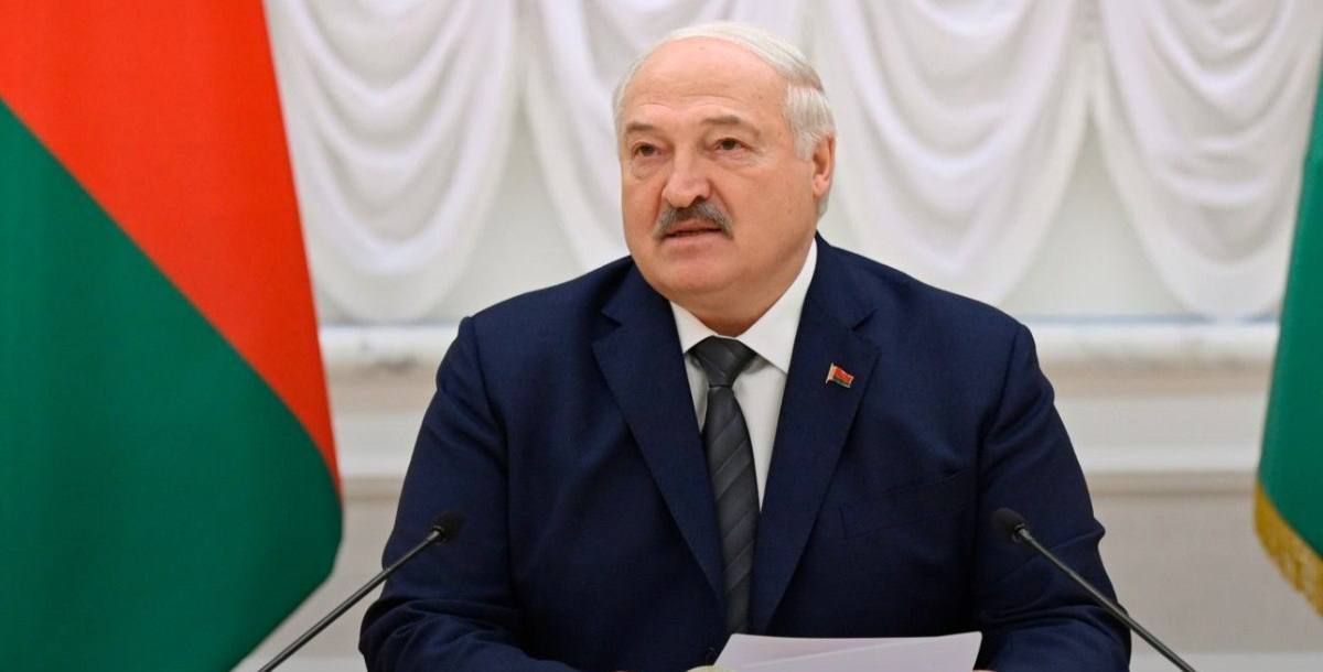 Лукашенко на официальном мероприятии с государственным флагом