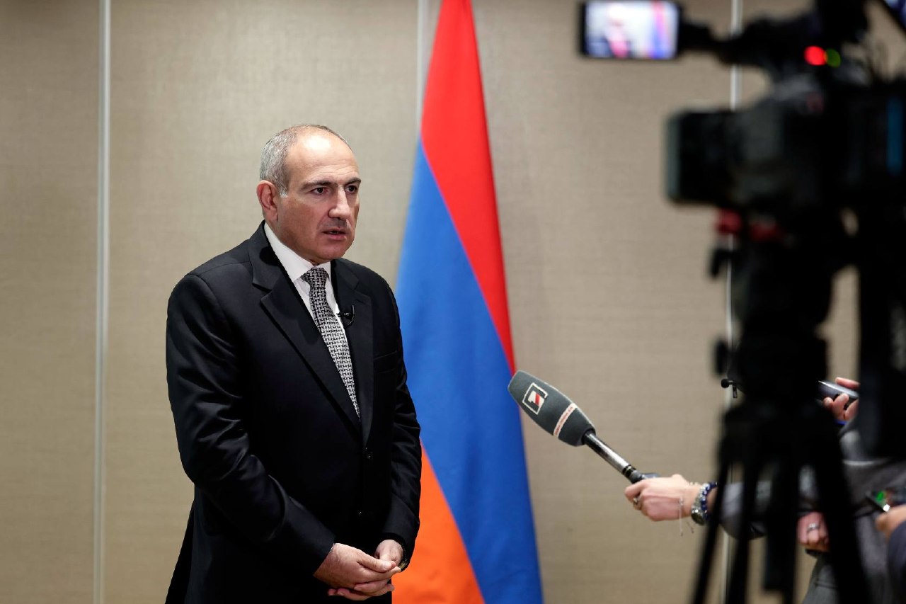 Флаг Армении на фоне здания правительства