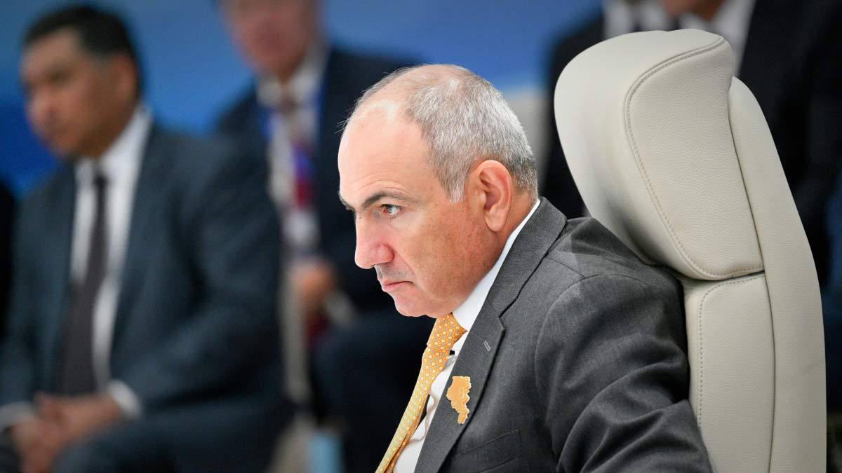 Железнодорожные пути Армении на фоне гор