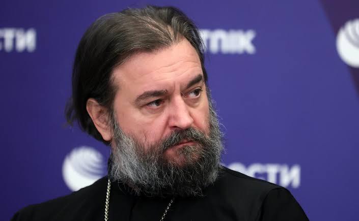 Протоиерей Андрей Ткачёв в облачении во время проповеди