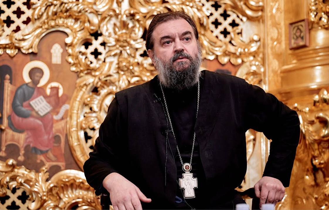 Протоиерей Ткачёв в облачении выступает с проповедью