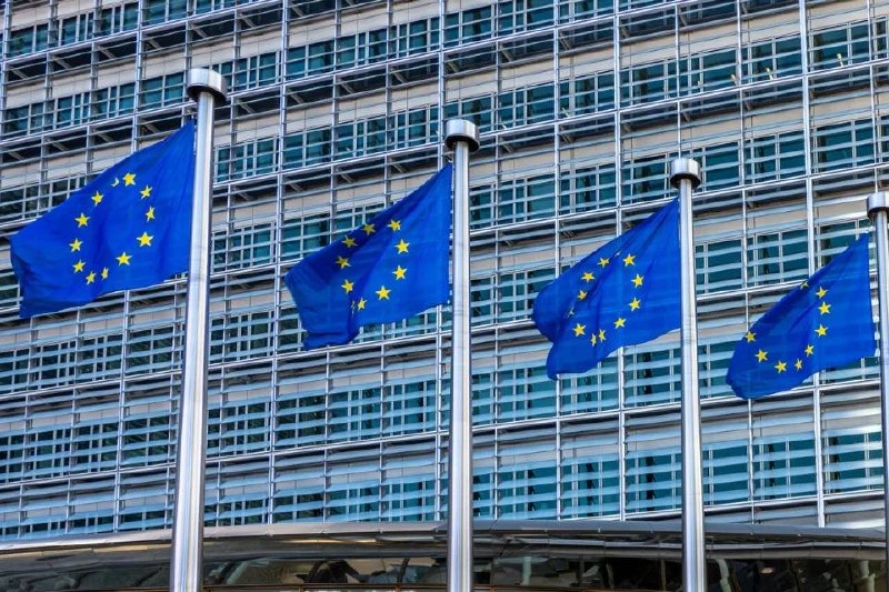 Флаги ЕС и Украины на фоне здания Европарламента