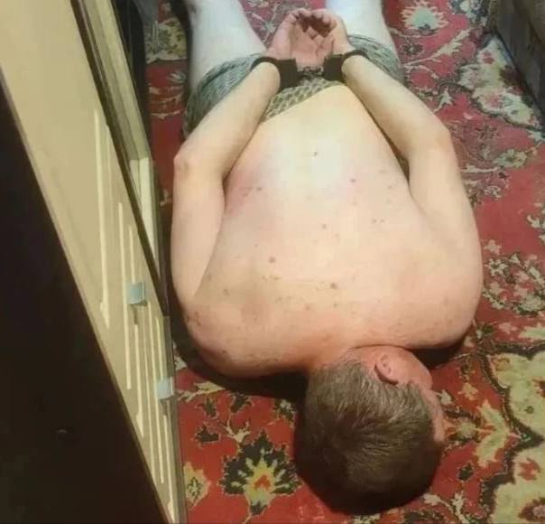 Полицейская машина у подъезда в Новокузнецке