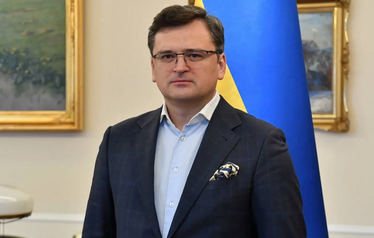 Дипломат Дмитрий Кулеба на фоне украинского флага