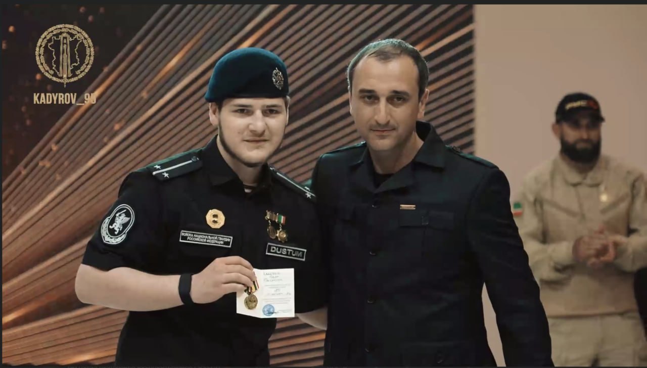 Адам Кадыров с медалью За боевое содружество