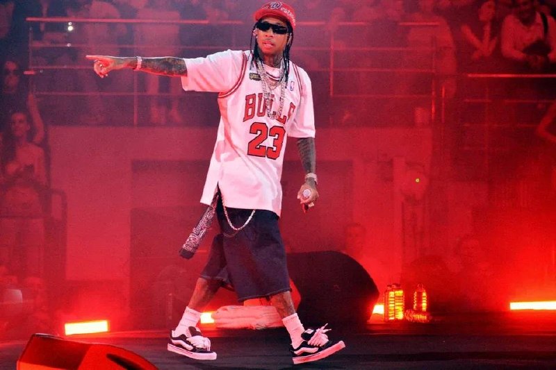 Рэпер Tyga на сцене во время концерта