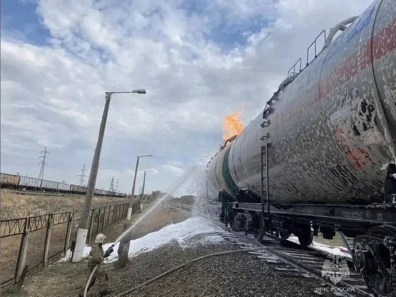 Пожарные тушат вагон со сжиженным газом в Ахтубинске