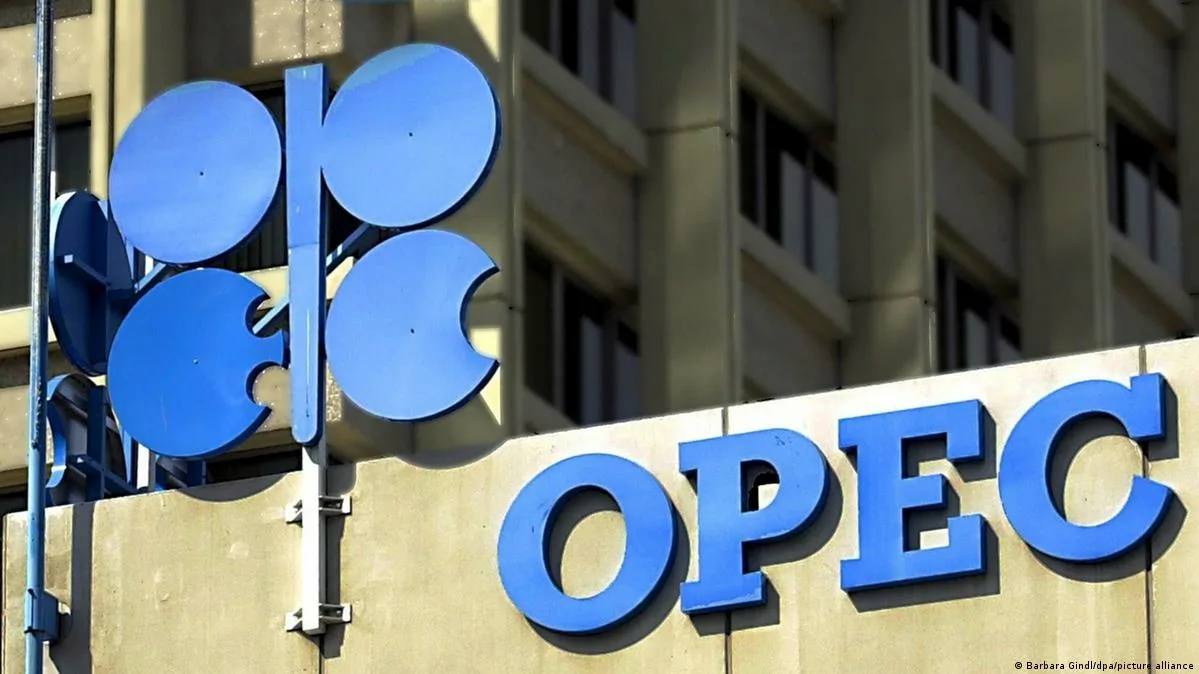Нефтяные вышки Венесуэлы на фоне заката