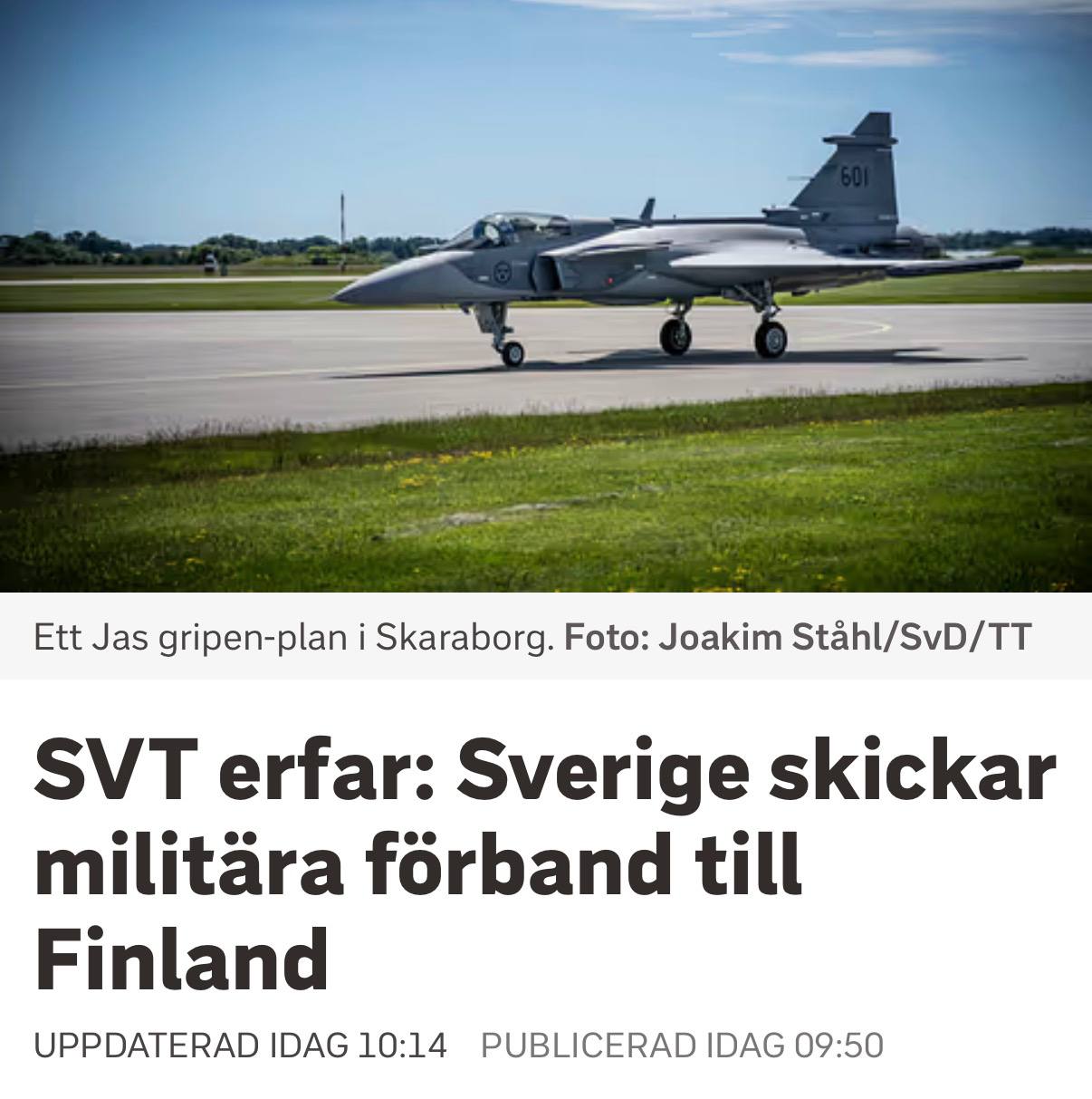 Шведский истребитель Gripen в небе над Финляндией