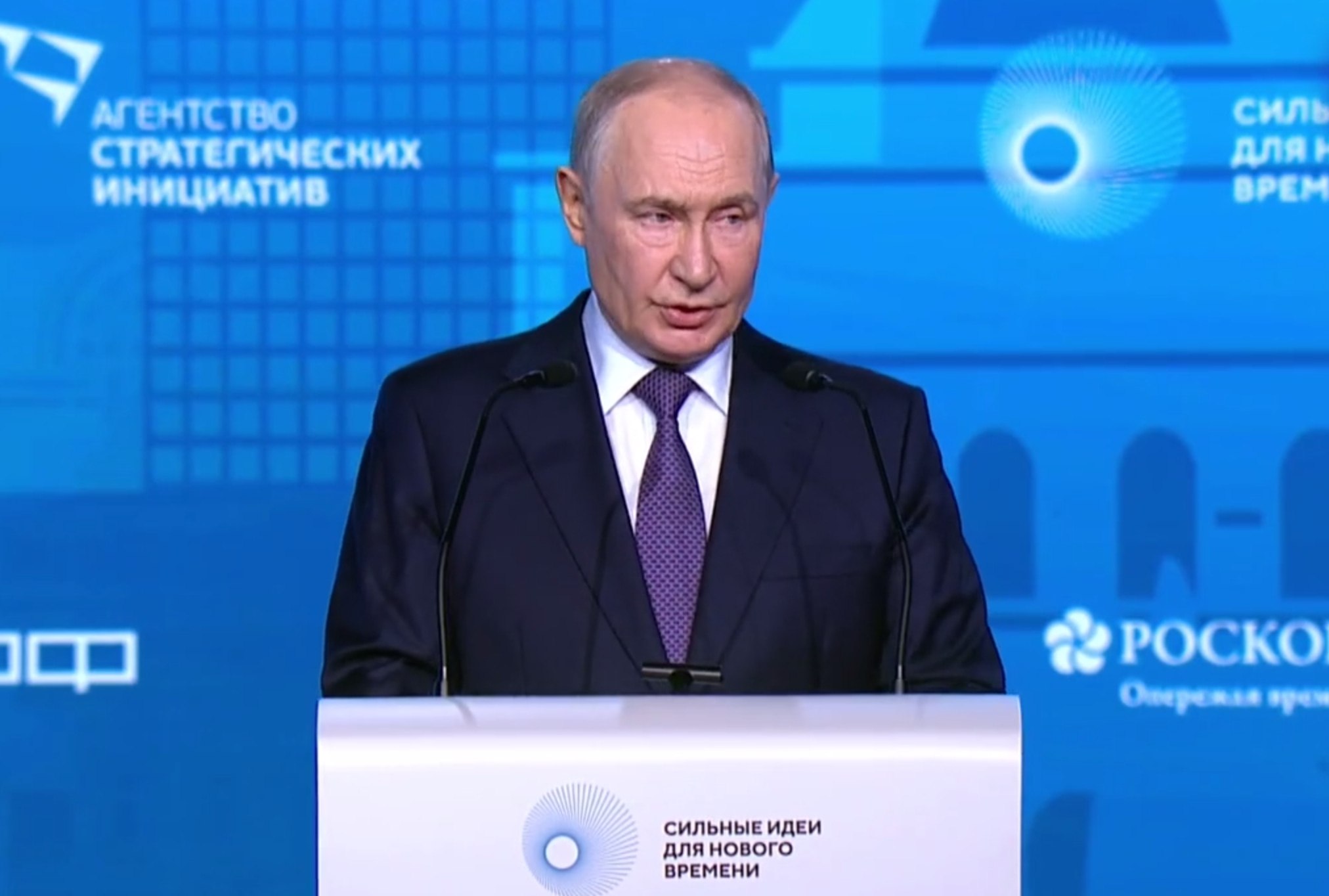 Владимир Путин выступает с трибуны