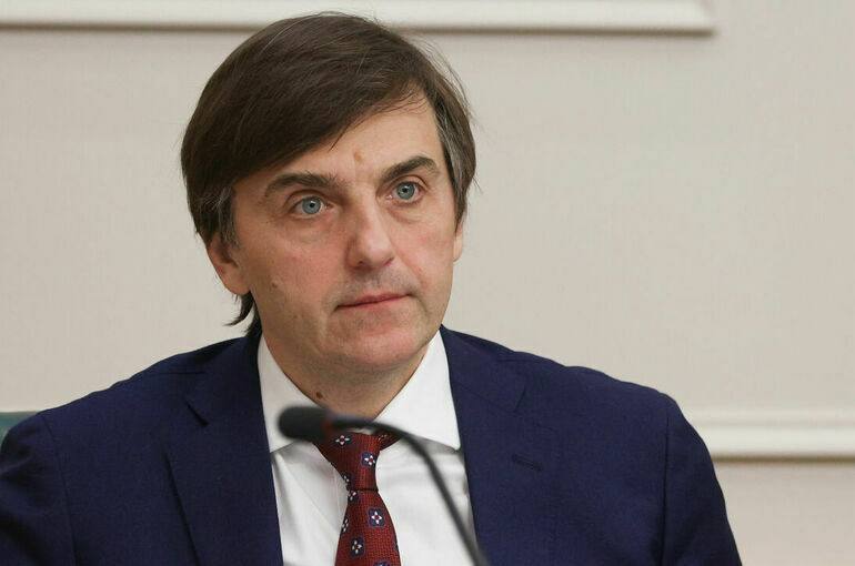 Школьники с рюкзаками идут в школу