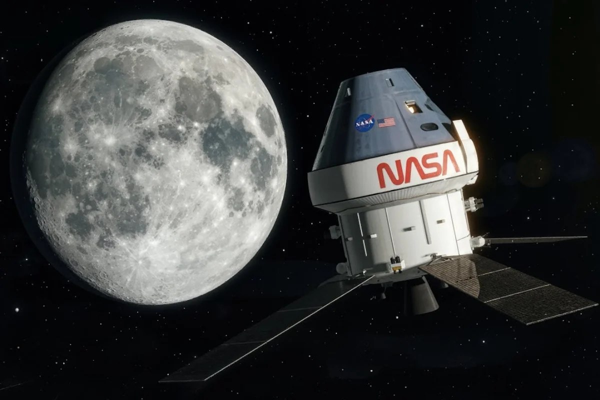 Астронавт NASA в скафандре на поверхности Луны