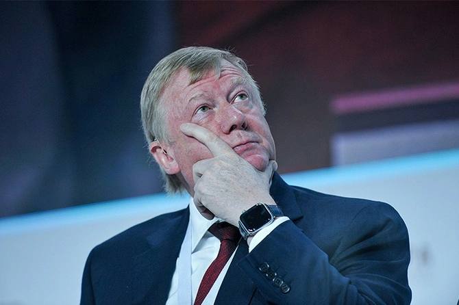 Анатолий Чубайс на фоне канадского флага