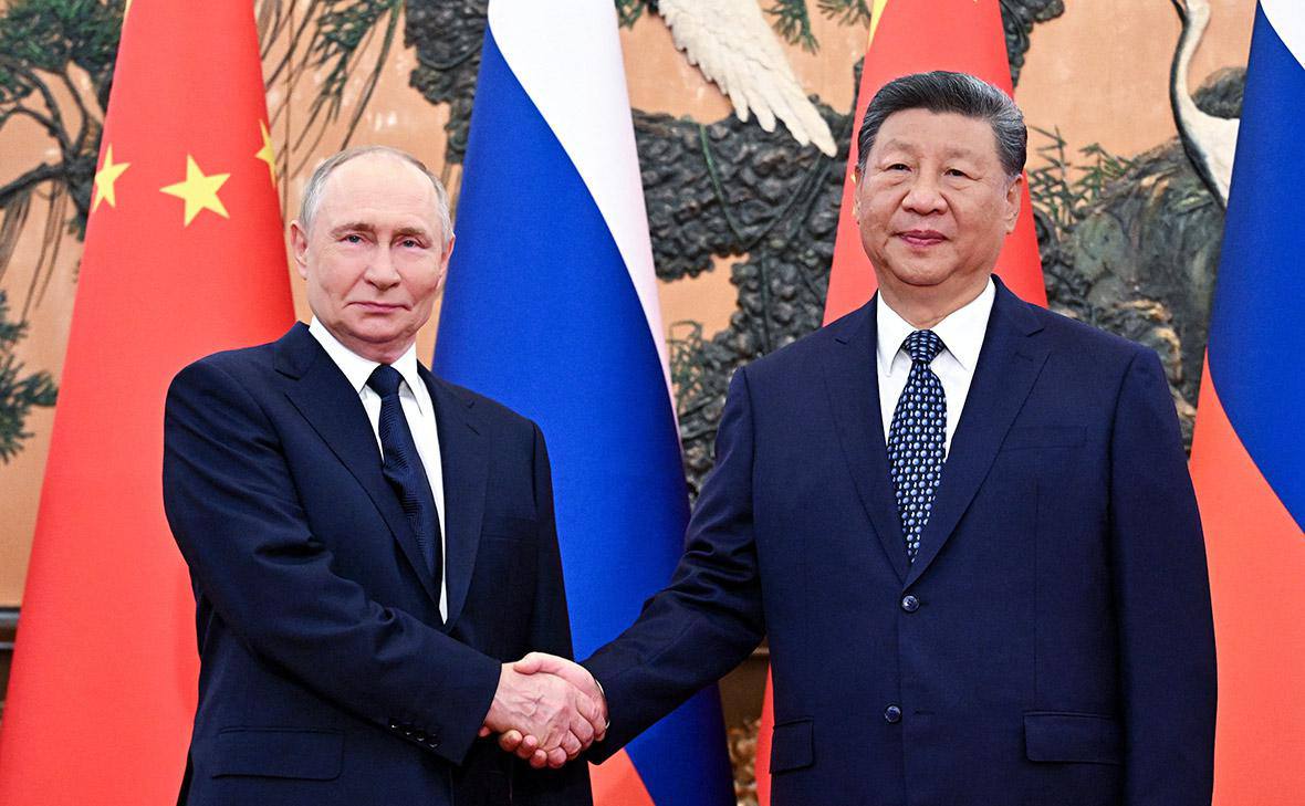 Владимир Путин и Си Цзиньпин пожимают руки в Бишкеке