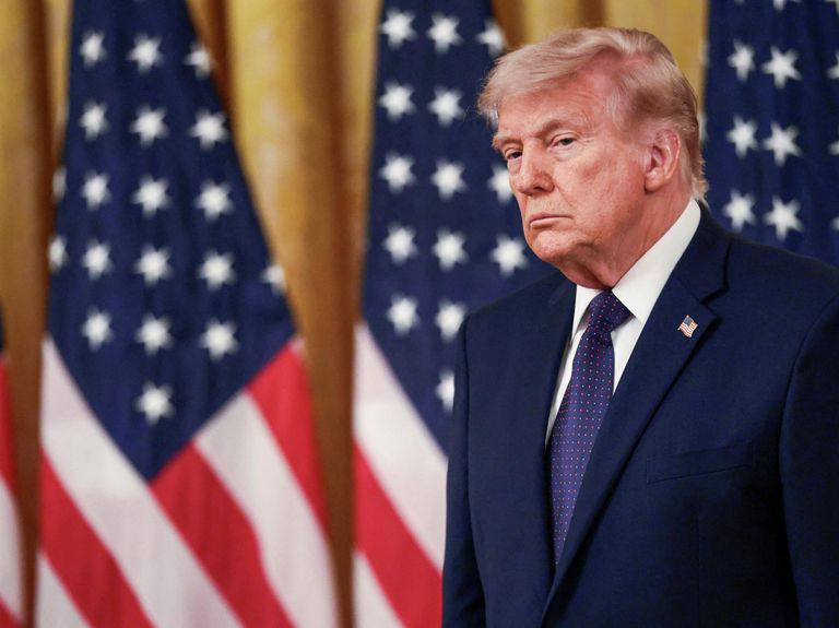 Трамп на фоне американского флага делает заявление об ударе