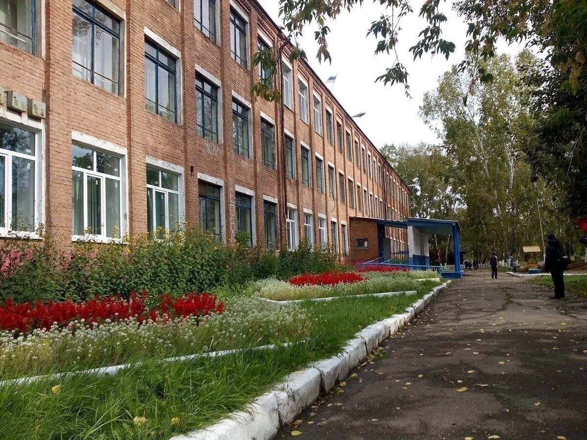 Школьница с ножом нападает на учительницу в классе