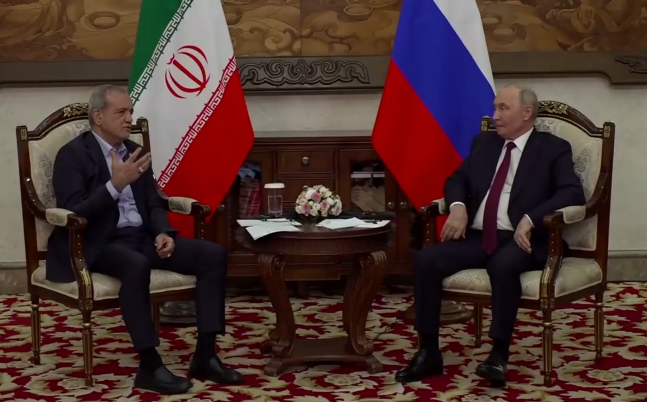 Встреча Путина и Пезешкиана в переговорной комнате