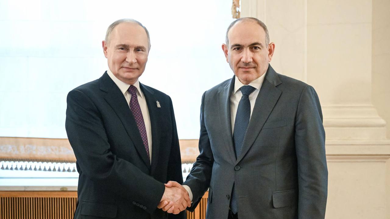 Встреча Путина и Пашиняна за столом переговоров