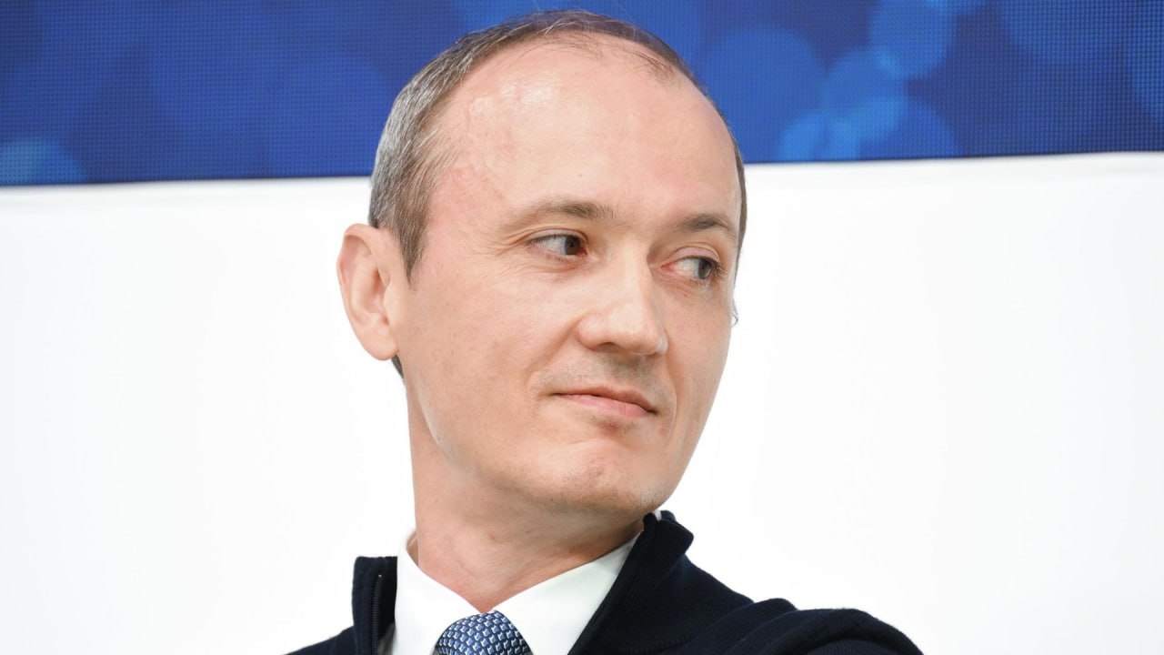 Интерфейс портала Госуслуги на экране смартфона