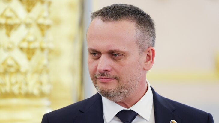 Самолет в небе над облаками