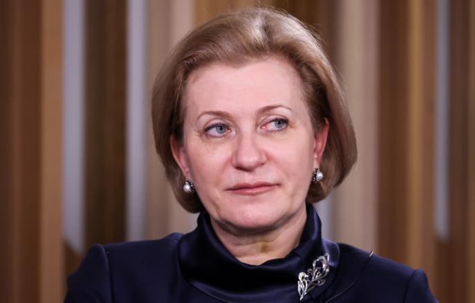 Врач делает прививку от гриппа пациенту