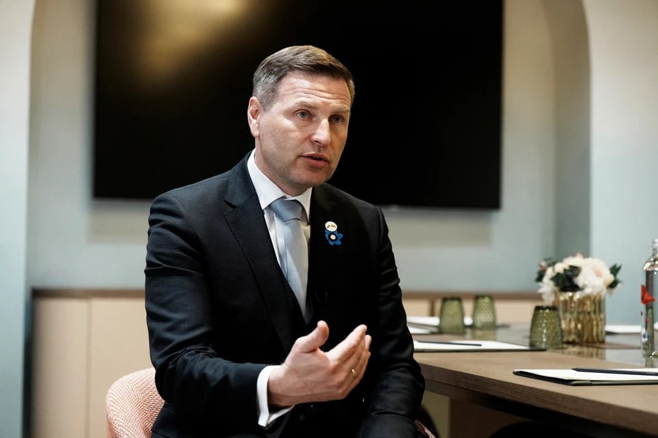 Здание правительства Эстонии и флаг страны