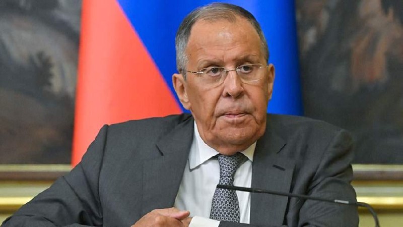 Лавров выступает на пресс-конференции с трибуны