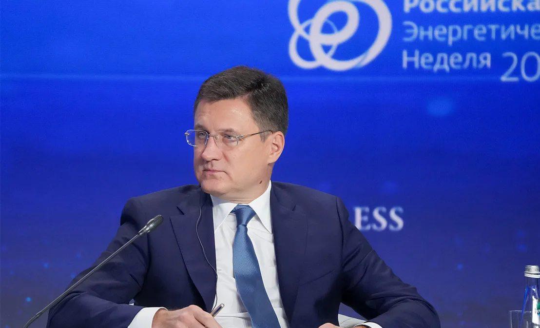 Заправка автомобиля бензином на АЗС