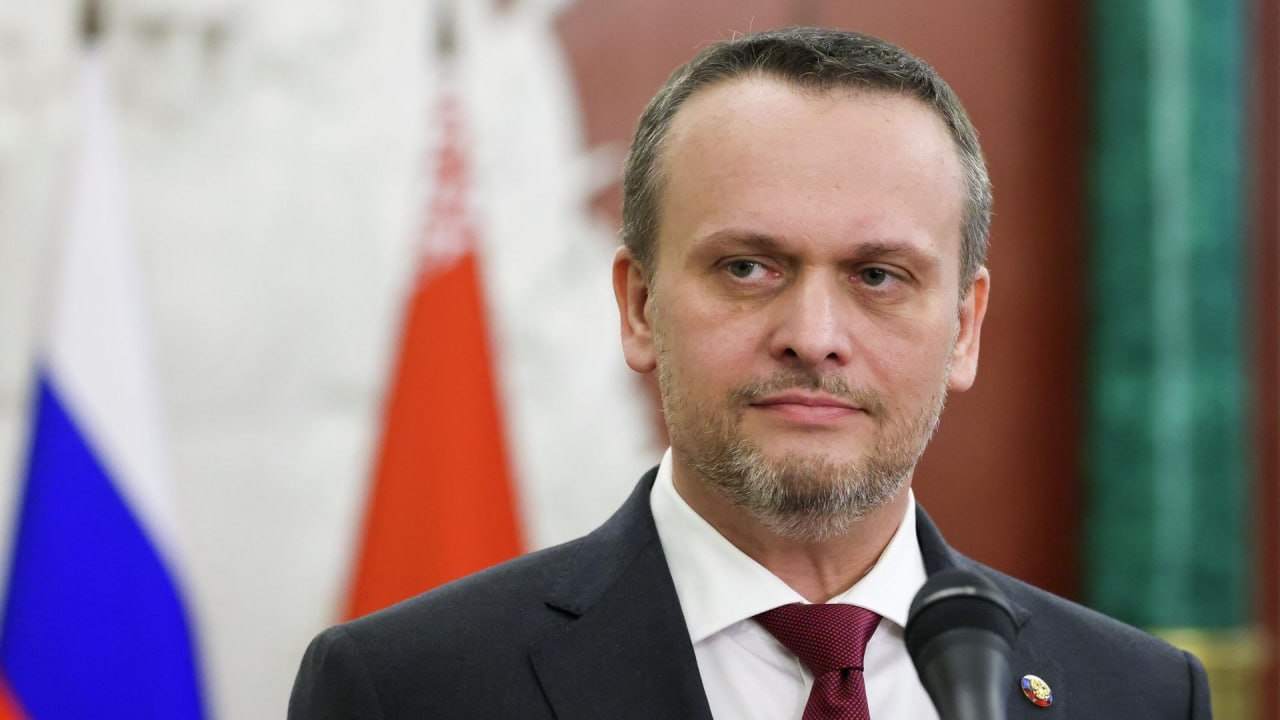 Самолет иностранной авиакомпании в небе