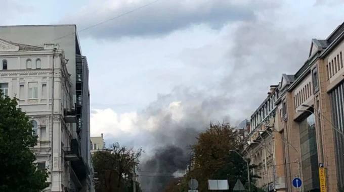 Обломки дрона на крыше здания в центре Киева