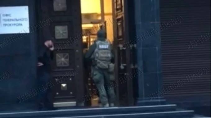 Наручники на руках подозреваемого в коррупции чиновника