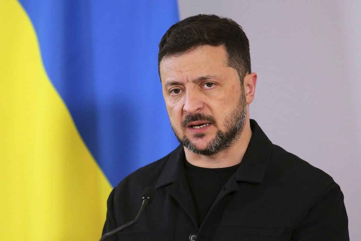 Украинский аэропорт после ракетного удара