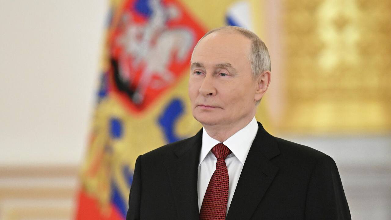 Президент Путин выступает на сцене Зарядья