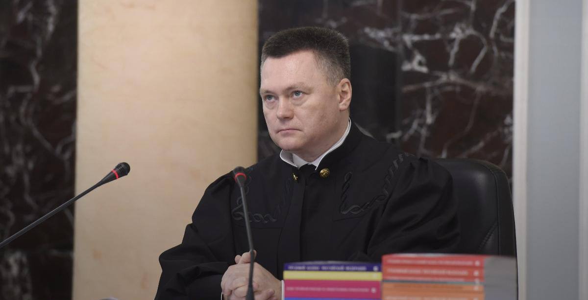 Искусственный интеллект анализирует документы в зале суда