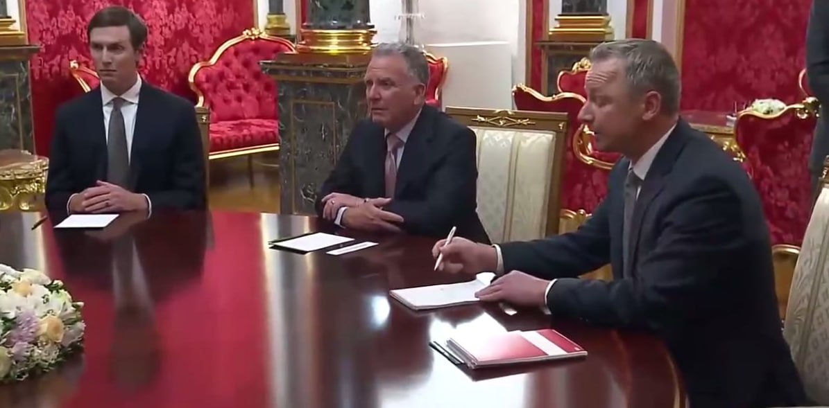 Переговорщик Уиткофф и Путин за столом переговоров