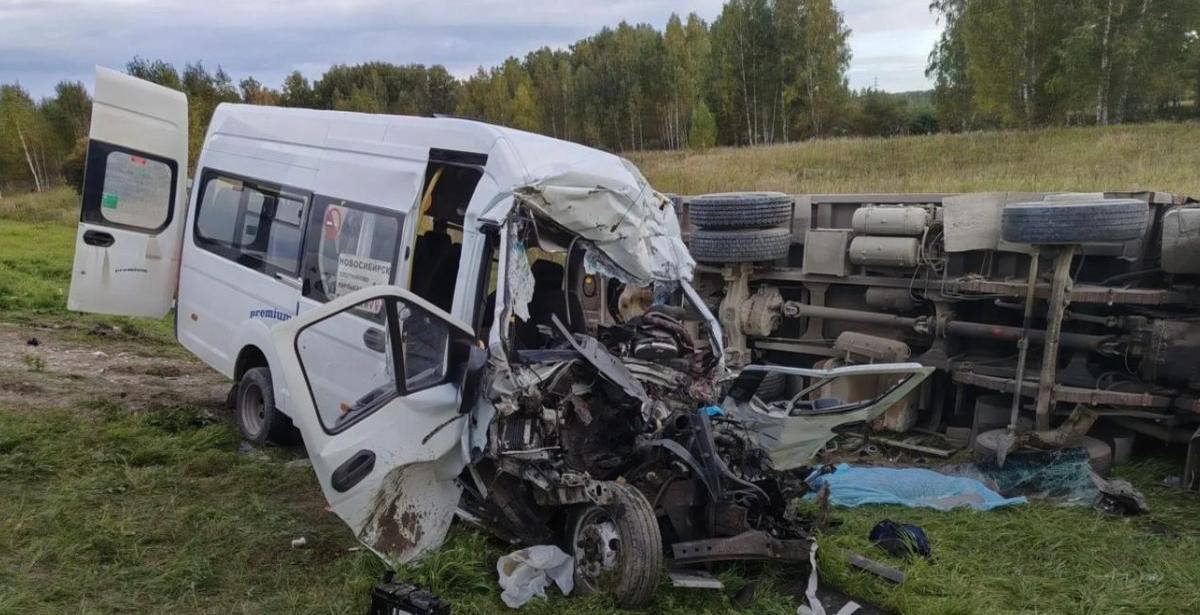 Место аварии с микроавтобусом под Новосибирском