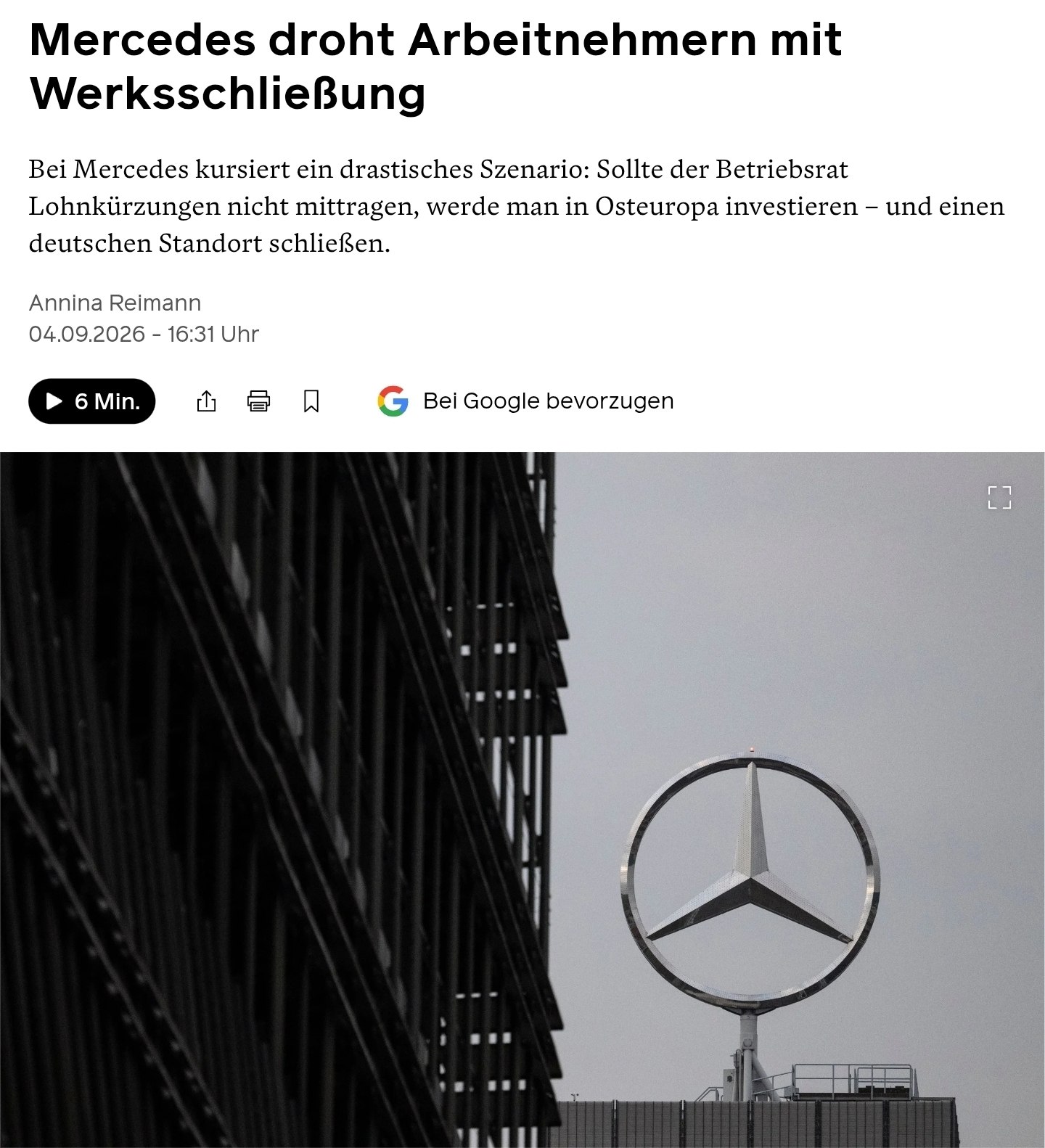 Логотип Mercedes-Benz на фоне заводского цеха в Германии