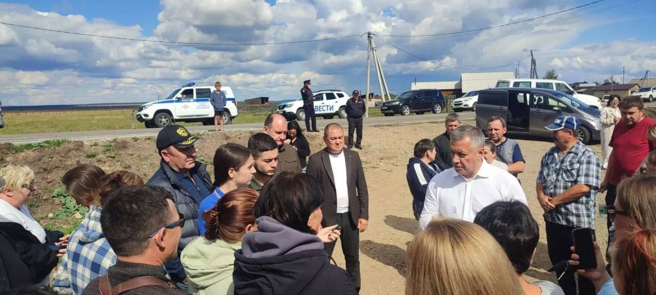 Ветеринары в защитных костюмах осматривают больного быка