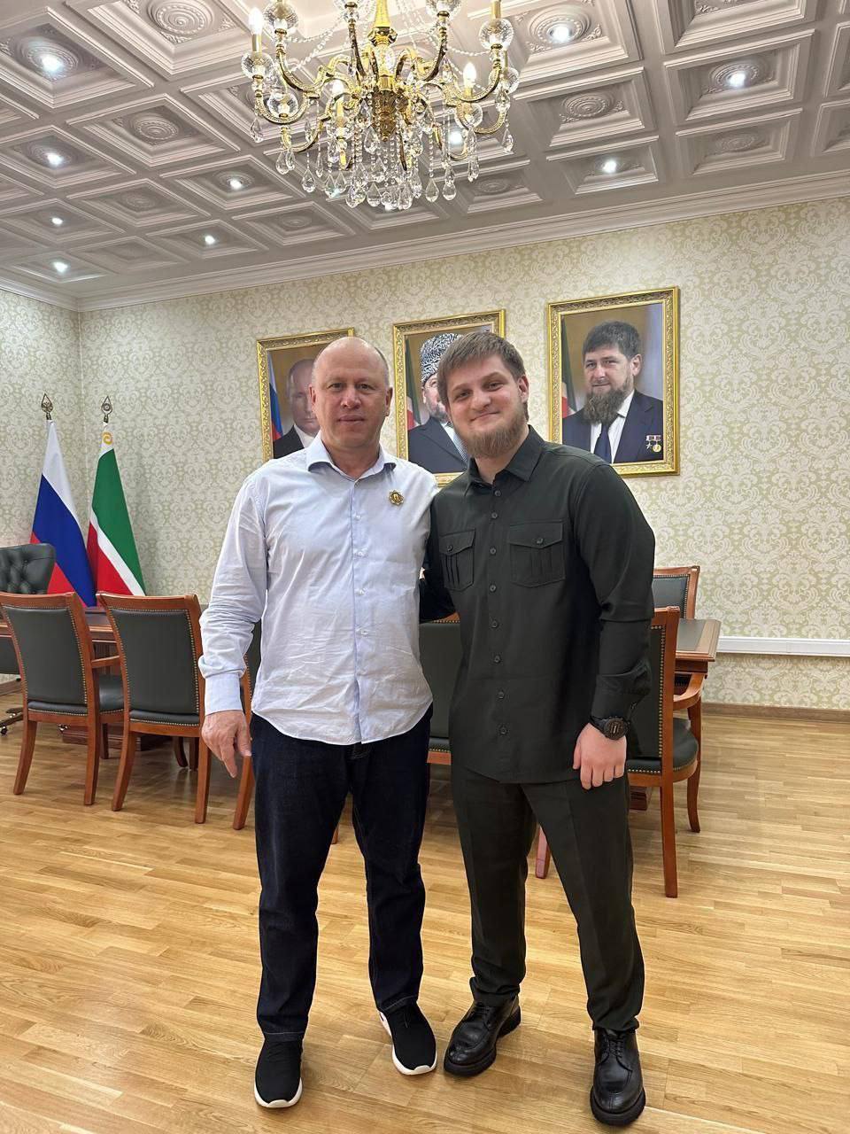 Ахмат Кадыров с орденом на официальной церемонии