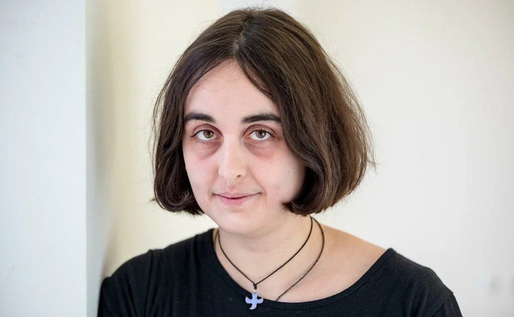 Лида Мониава улыбается в светлом помещении хосписа