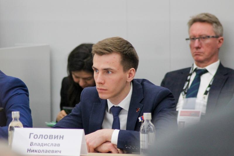 Молодежь в спортивном зале с тренером