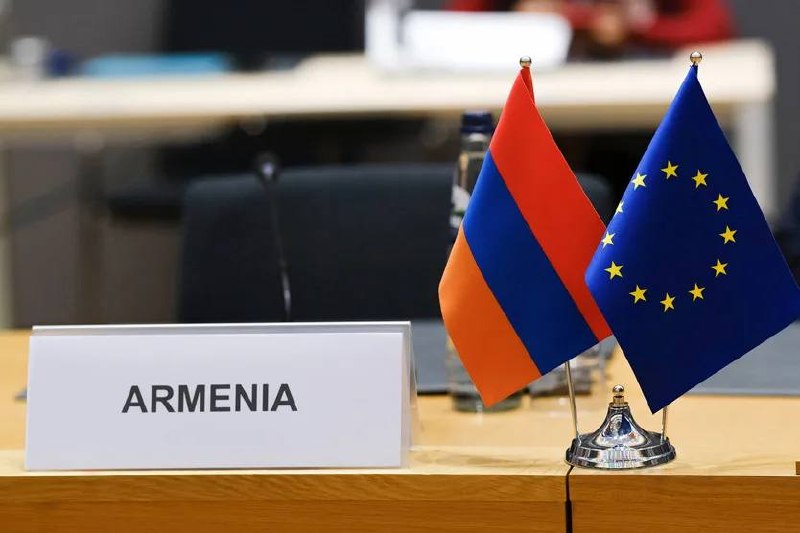 Флаг Евросоюза и Армении на фоне здания Еврокомиссии