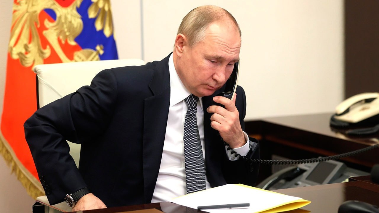 Владимир Путин у телефона в кабинете