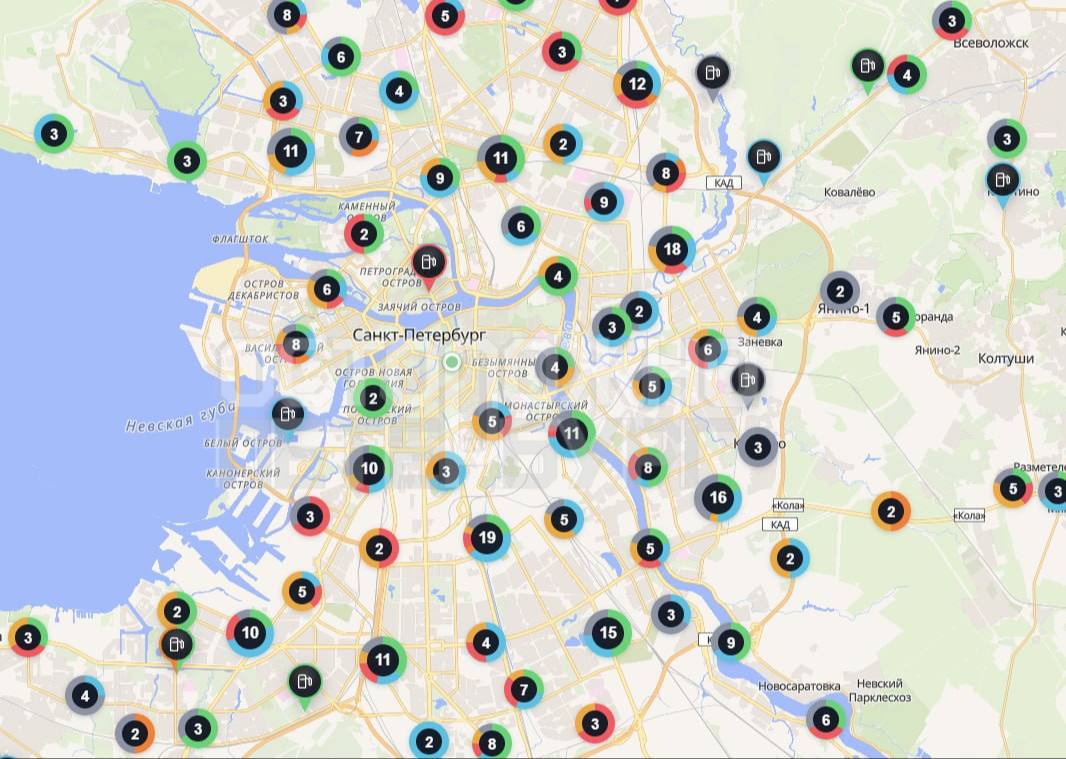 Пустая автозаправочная станция в Санкт-Петербурге