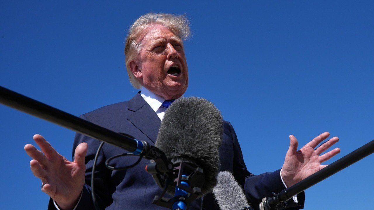 Дональд Трамп выступает с речью на фоне флагов США
