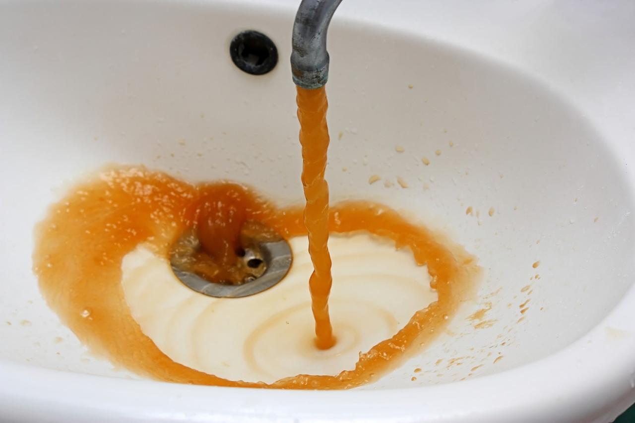 Жёлтая вода из крана в квартире Екатеринбурга