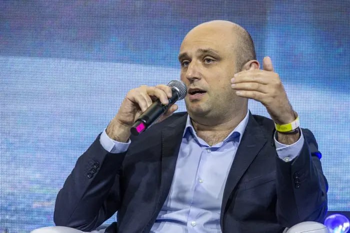 Украинский предприниматель анализирует финансовые документы и налоги